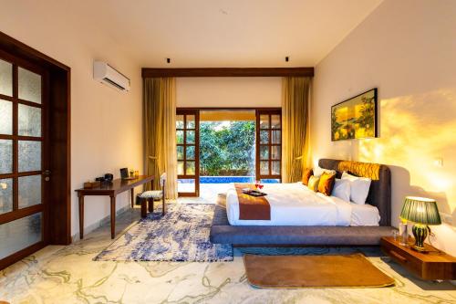 una camera da letto con un letto, una scrivania e una finestra di Still River Suites by ELIVAAS a Thūr