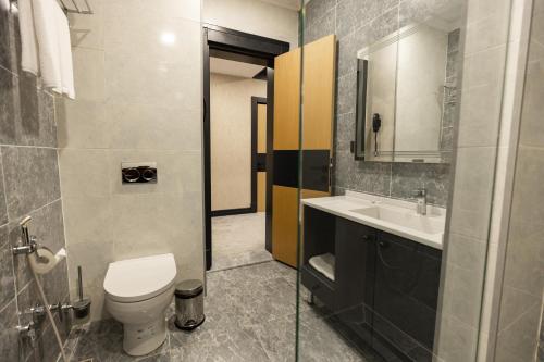 un bagno con un water e un lavandino di GIS Hotel Ganja a Ganja