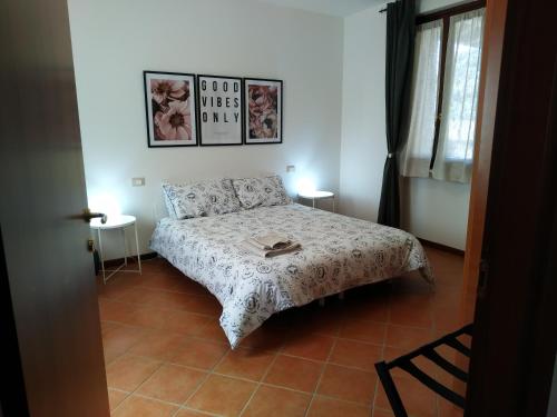 una piccola camera con un letto e due tavoli di La Dama di Fiori a Verolanuova