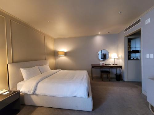 Postel nebo postele na pokoji v ubytování 퀸벨호텔