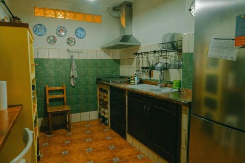 een keuken met een spoelbak en een koelkast bij La Huella del Cuero in Siles