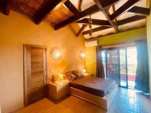 een slaapkamer met een bed en een wastafel in een kamer bij Téranga paradis in Somone