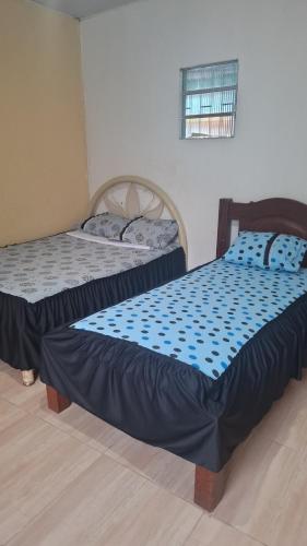 Giường trong phòng chung tại Residencial 9 Irmãos