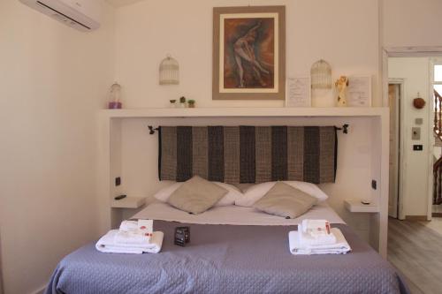 een slaapkamer met een bed met twee handdoeken erop bij B&B MARIMA 2 POSTI ORGOSOLO in Orgosolo