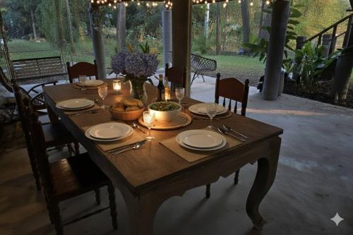 Vườn quanh three little birds 2 bedroom บ้านไม้กลางสวน