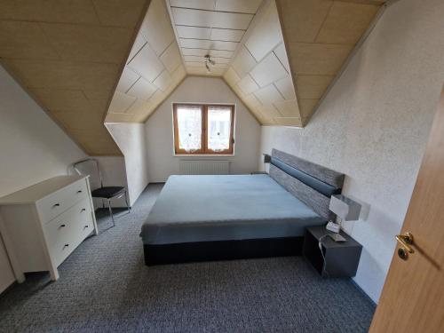 una camera da letto con un letto grande e una finestra di Ferienwohnung Auenweg a Radebeul