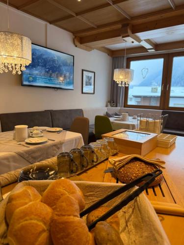een kamer met een tafel met brood erop bij Hotel Garni Jennewein in Mayrhofen