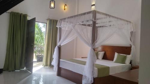 En eller flere senge i et værelse på Green Luxe