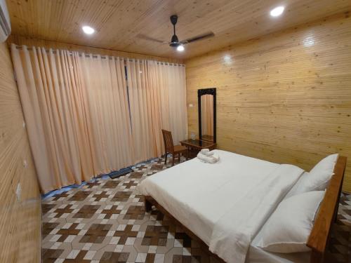 En eller flere senge i et værelse på The O2H Agonda Beach Resort