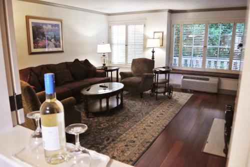 een woonkamer met een bank en een fles wijn bij Cow Hollow Inn and Suites in San Francisco