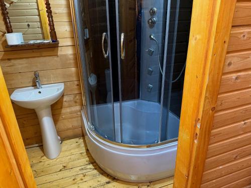 un bagno con doccia e lavandino di Guesthouse Karpaty a Yasinia