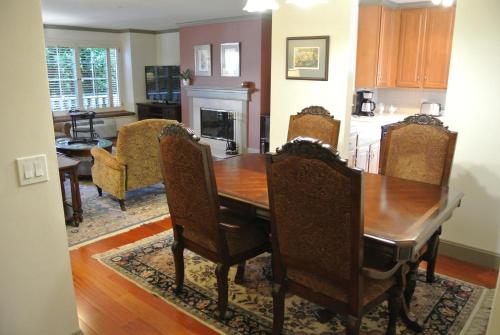 Cow Hollow Inn and Suites Image