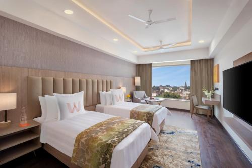 Giường trong phòng chung tại Welcomhotel By ITC Hotels Bodh Gaya Hotel & Convention Centre