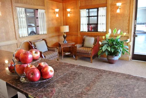 Cow Hollow Inn and Suites Image