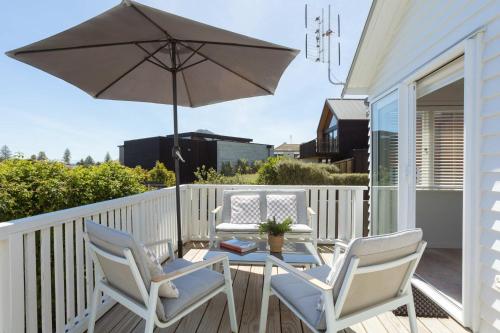 En balkon eller terrasse på Awesome Beach House on Oceanview Road