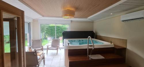 a bathroom with a bath tub in a room at Merlimont Spa Gîte Au Gîte des Colibris Merlimont in Merlimont