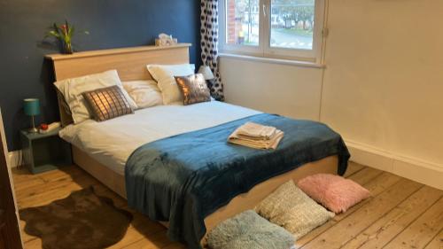 una camera da letto con un letto e una finestra di Maison Corneille proche de Lille a Hem