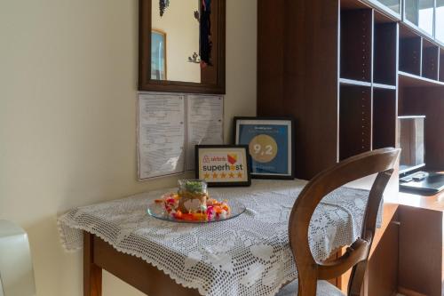 een tafel met een bord eten erop bij Suite Carpiano in Melegnano