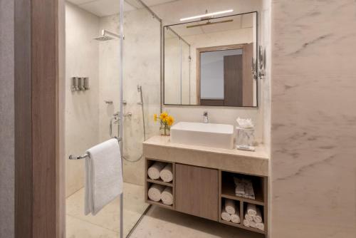 Phòng tắm tại Welcomhotel By ITC Hotels Bodh Gaya Hotel & Convention Centre