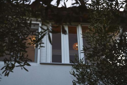 a window of a house with a wreath in it at Gurba's House in Aridaia