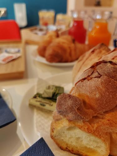 un tavolo con due piatti di pasticcini sopra di Bracco Rooms & Suites - Centro storico di Matera a Matera