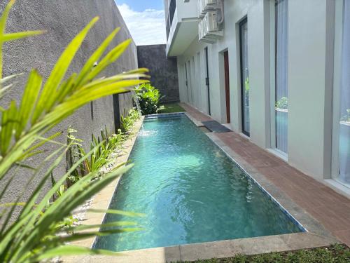 una piccola piscina al centro di una casa di Laziela Guest House a Munggu