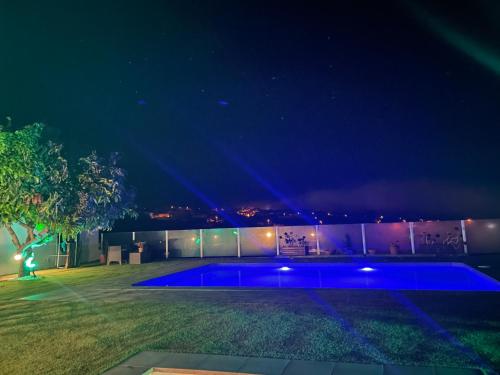 Hồ bơi trong/gần Vistas al mar, montaña y volcán