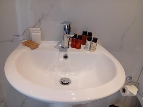 Phòng tắm tại Twin Beds Studios by Kentrikon 1924 Hotel, Old Town