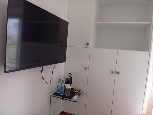 TV/trung tâm giải trí tại Twin Beds Studios by Kentrikon 1924 Hotel, Old Town