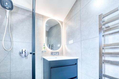 a bathroom with a sink and a shower at Cosy & Contemporary entire 3 Bedroom Airport Retreat in Auckland