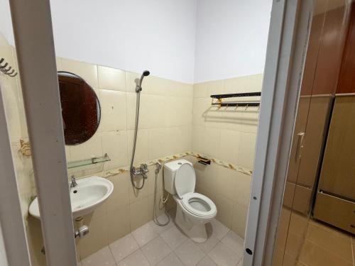 a bathroom with a toilet and a sink at Motel Anh Khoa in Tam Kỳ