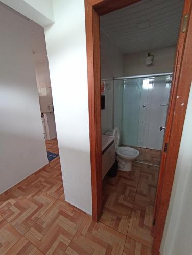 a bathroom with a toilet and a shower in it at Prédio AZUL in Itacaré