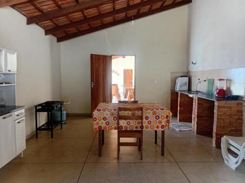 una cucina con un tavolo al centro di una stanza di Recanto 3 Marias a Pirenópolis