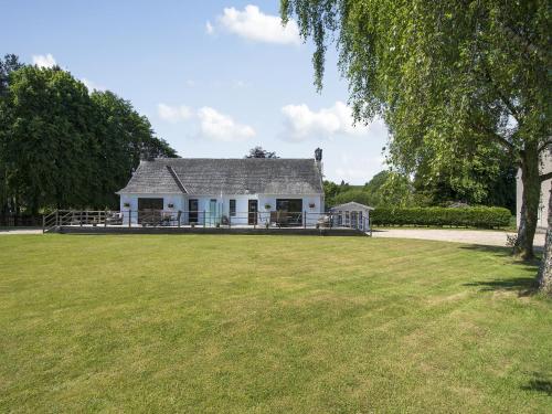 een huis met een grote tuin ervoor bij Duck Bay Cottage 2 - Uk43935 in Balloch