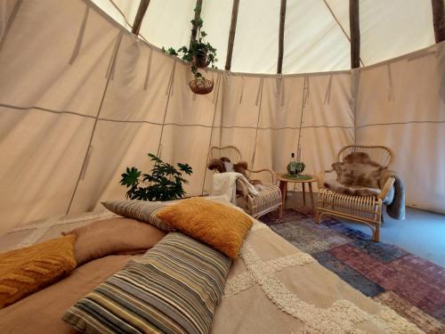 KvillsforsHemma fran Hemma - Glamping的蒙古包内带沙发的客厅