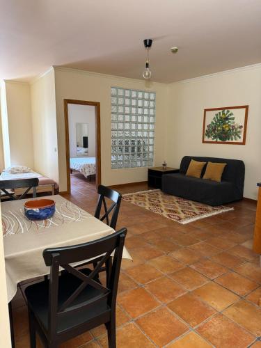 un soggiorno con un tavolo e un divano di Old Zone Apartment - 1º B a Bicas