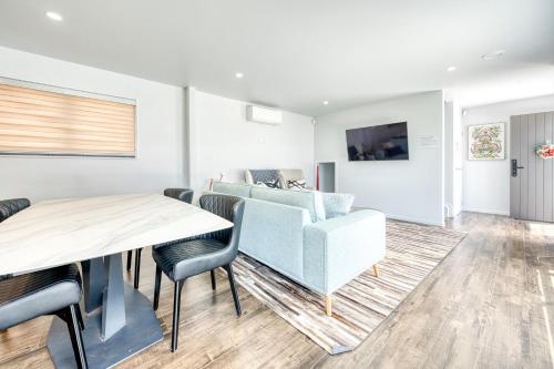 a dining room with a table and chairs at Elegant & Peaceful in Auckland Vicinity in Auckland