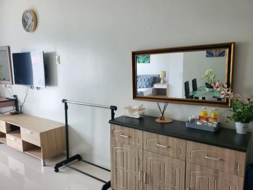 TV/trung tâm giải trí tại VERDANT by Vista Manors Deluxe Rooms with Balcony, Gym and Swimming Pool