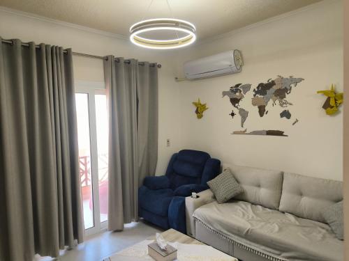 拉斯苏德尔la Hacienda Cozy Studio Chalet的带沙发和蓝椅的客厅