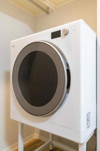 一軒家貸切,寝室4部屋,バス,トイレ各2つ完備,プロジェクター付の広い邸宅,天神,博多へ好アクセス,ガス乾燥機完備,谷の灯