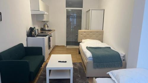 ein kleines Wohnzimmer mit einer Couch und einem Tisch in der Unterkunft Baadenbergerstay B in Köln