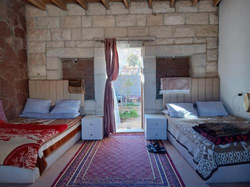 a bedroom with two beds and a window at الشاميه سانت كاترين in Saint Catherine