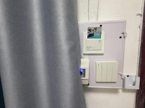 una tenda di metallo in una stanza con un microonde di JD Hotel a Vientiane