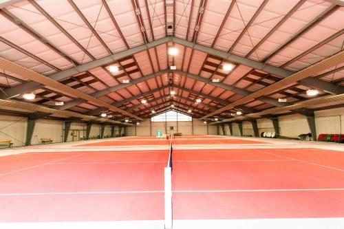 een overdekte tennisbaan met een tennisbaan bij Schöckllandhof in Eggersdorf bei Graz