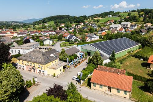 een luchtfoto van een klein stadje met zonnepanelen bij Schöckllandhof in Eggersdorf bei Graz