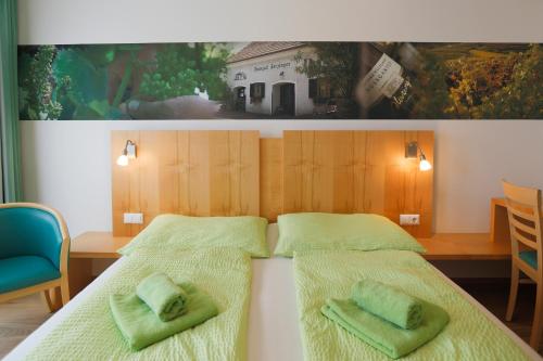 En eller flere senge i et værelse på Weingut Herzinger