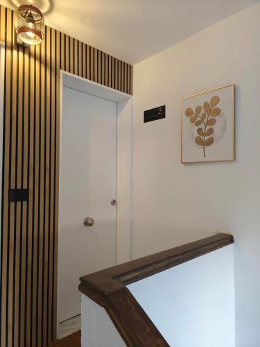 een kamer met een deur en een foto aan de muur bij Arguineguín Heart in La Playa de Arguineguín