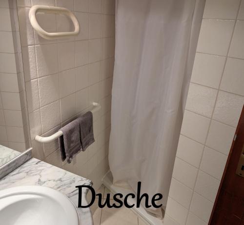 een badkamer met een douche, wastafel en toilet bij Apartment "Waldrand" mit Balkon und Pool - Renoviert 2026 in Bad Essen