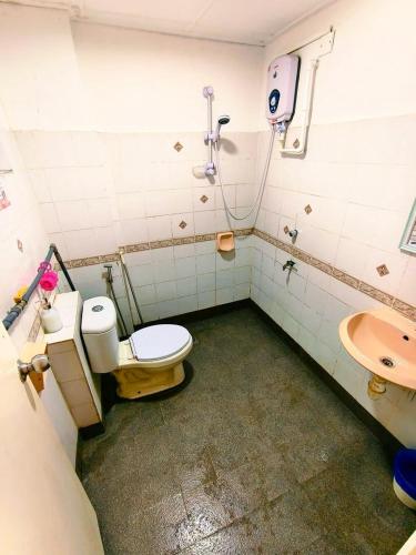 un bagno con WC e lavandino di KK City Centre Api Api Apartment a Kota Kinabalu
