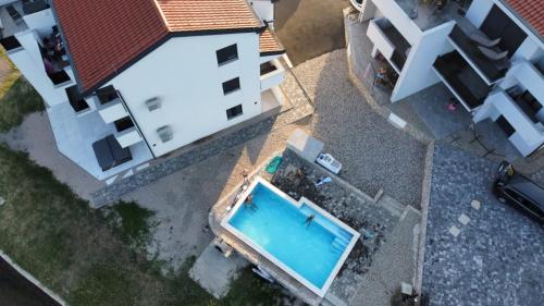 una vista dall'alto di una casa con piscina di Penthouse Dream Vista a Čižići